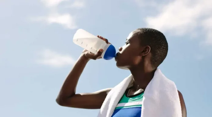 Como tomar albumina para ganhar massa muscular? Atleta consumindo albumina como suplementação pós-treino