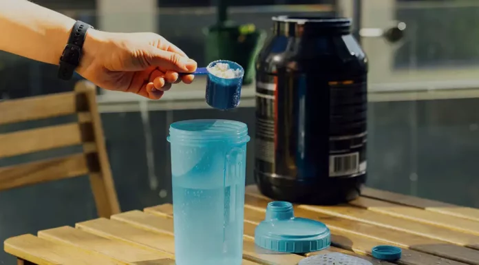 Tomar Whey Protein com leite ou água? Como é melhor? Shake de whey protein com leite para ganho de massa muscular