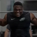 Falha concêntrica: o que é e como aplicar nos treinos? Atleta falhando no agachamento smith