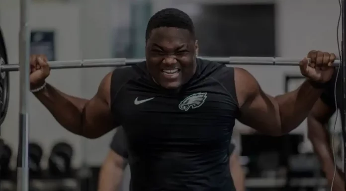 Falha concêntrica: o que é e como aplicar nos treinos? Atleta falhando no agachamento smith