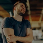 Dor Muscular Tardia (DMT): o que é, causas e como aliviar homem com dor muscular tardia no tríceps