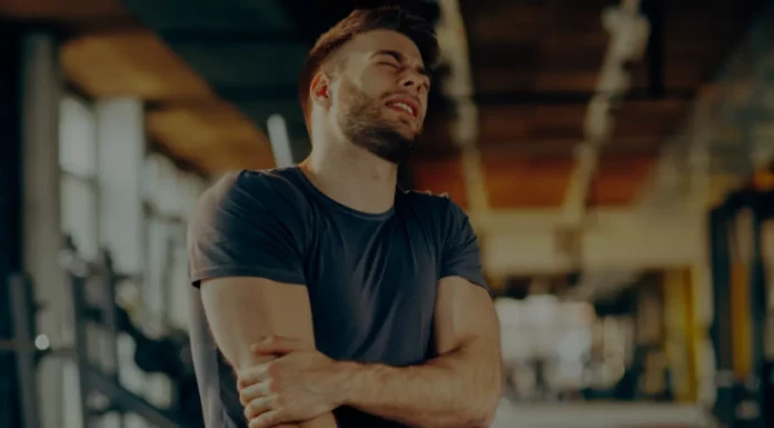 Dor Muscular Tardia (DMT): o que é, causas e como aliviar homem com dor muscular tardia no tríceps