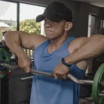 Remada alta é perigosa? Entenda os riscos de lesão e como executá-la homem fazendo remada alta