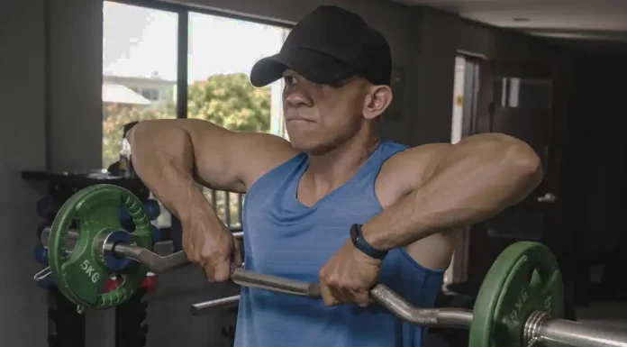 Remada alta é perigosa? Entenda os riscos de lesão e como executá-la homem fazendo remada alta