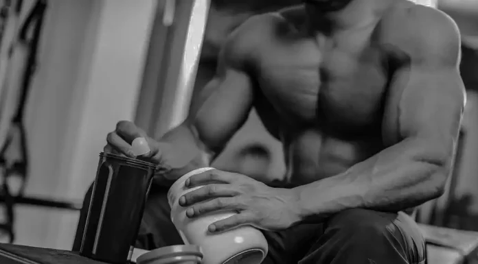 Quanta água você deve beber ao usar creatina? Saiba aqui! Homem preparando creatina para beber