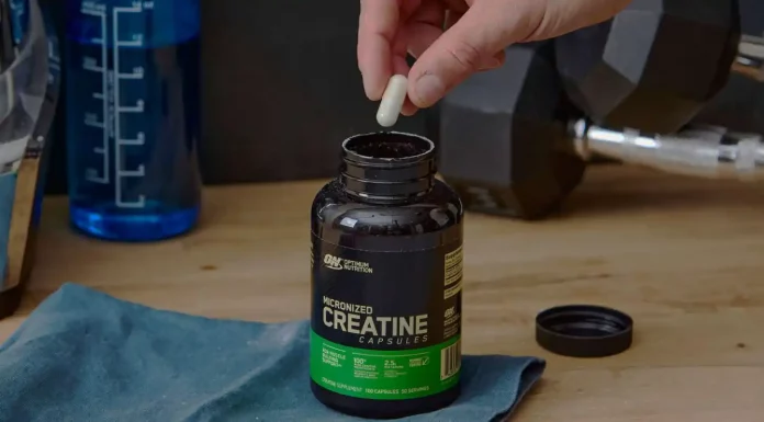 Como tomar creatina em cápsulas? Guia completo para uso eficaz Pessoa pegando creatina em cápsulas