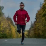 Fartlek: O que é e como usá-lo para turbinar seus treinos? Corredor praticando fartlek na rua