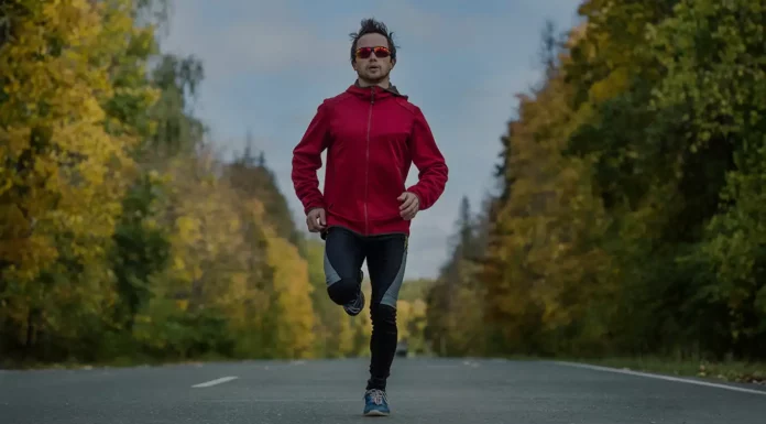 Fartlek: O que é e como usá-lo para turbinar seus treinos? Corredor praticando fartlek na rua