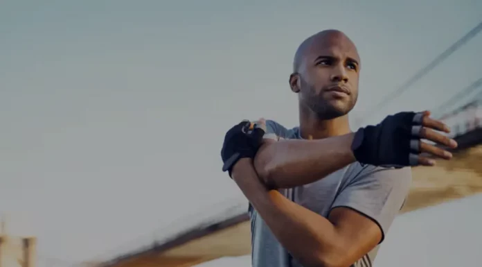 Alongar antes ou depois do treino? Descubra em qual momento fazer Aquecimento de tríceps