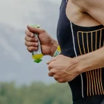 Gel de carboidrato faz mal? Entenda os benefícios e possíveis riscos Homem com gel de carboidrato. Capa do post: gel de carboidrato faz mal?