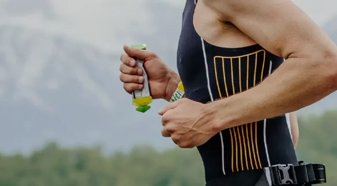 Gel de carboidrato faz mal? Entenda os benefícios e possíveis riscos Homem com gel de carboidrato. Capa do post: gel de carboidrato faz mal?