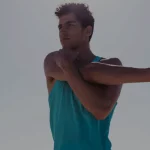 A importância do aquecimento antes do treino: benefícios e como fazer Homem aquecendo os braços antes de treinar