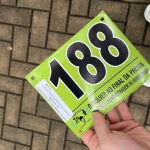 Como prender o número na camiseta de corrida? 3 melhores opções numero de corrida para colocar na camiseta antes da prova