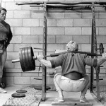 Por que algumas pessoas preferem fazer agachamento descalço? Arnold e draper agachamento descalço