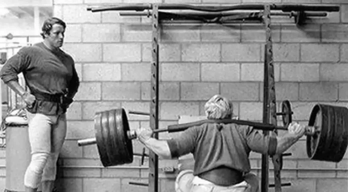 Por que algumas pessoas preferem fazer agachamento descalço? Arnold e draper agachamento descalço