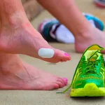 Como evitar bolhas na corrida: cuide dos seus pés e corra sem dor Bolhas no pé de uma corredora