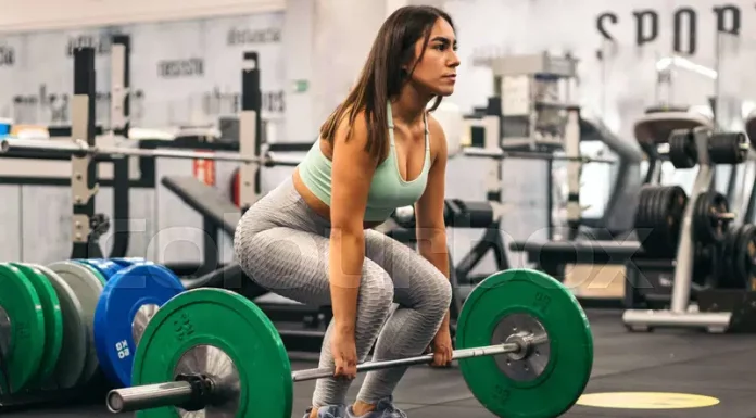 Treino Feminino Avançado: A rotina ideal para mais resultados em 2025 Mulher fazendo RDL no treino feminino avançado