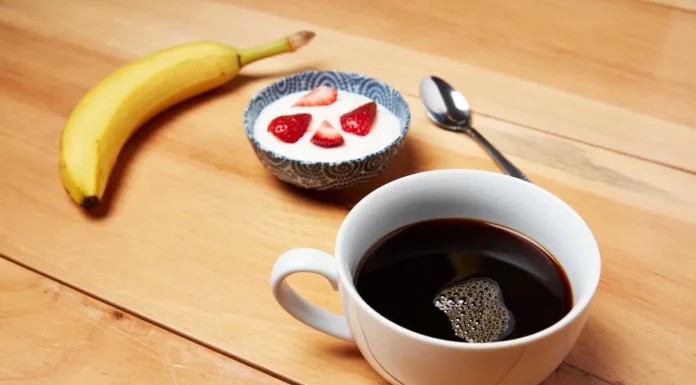 O que comer antes de correr 5 km? Guia completo com dicas! café preto, banana e iogurte com frutas antes de correr 5km