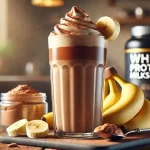 Milkshake proteico com whey: cremoso e nutritivo Milkshake proteico de chocolate e banana servido em um copo grande, com um leve swirl de chocolate e polvilhado com cacau em pó. Ao lado, ingredientes naturais como banana, whey protein e pasta de amendoim.