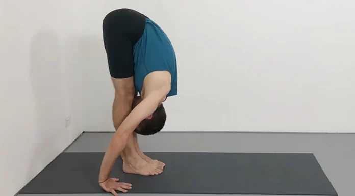 Como fazer Uttanasana (Postura de Flexão para Frente) Como fazer Uttanasana (Postura de Flexão para Frente)