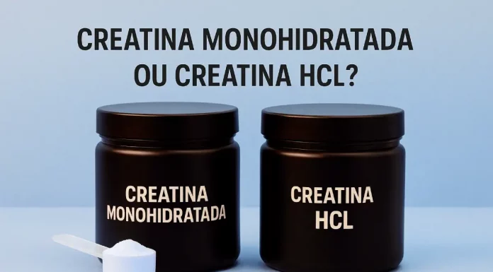 Creatina HCL ou creatina monohidratada: o que realmente importa na escolha Dois potes de creatina, um rotulado como Creatina Monohidratada e outro como Creatina HCL, com um scoop de pó branco sobre uma superfície neutra e fundo cinza claro