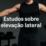 Homem fazendo elevação lateral com halteres em uma academia, foco nos ombros e no movimento, sem mostrar o rosto. Texto 'Estudos sobre elevação lateral' em destaque