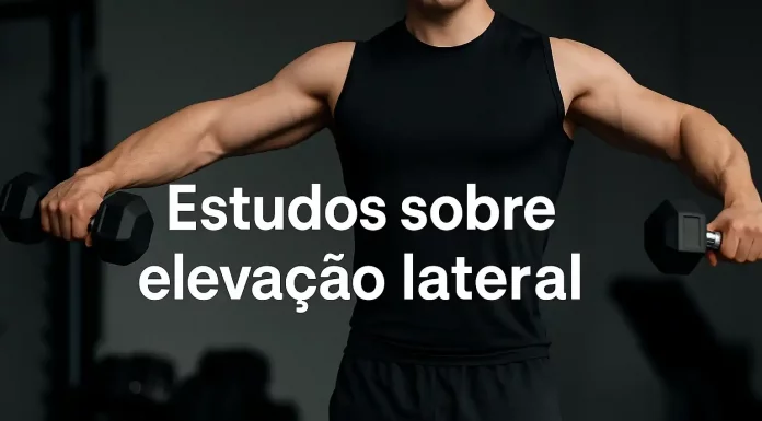 Elevação lateral: o que os estudos mais recentes revelam sobre esse exercício clássico Homem fazendo elevação lateral com halteres em uma academia, foco nos ombros e no movimento, sem mostrar o rosto. Texto 'Estudos sobre elevação lateral' em destaque