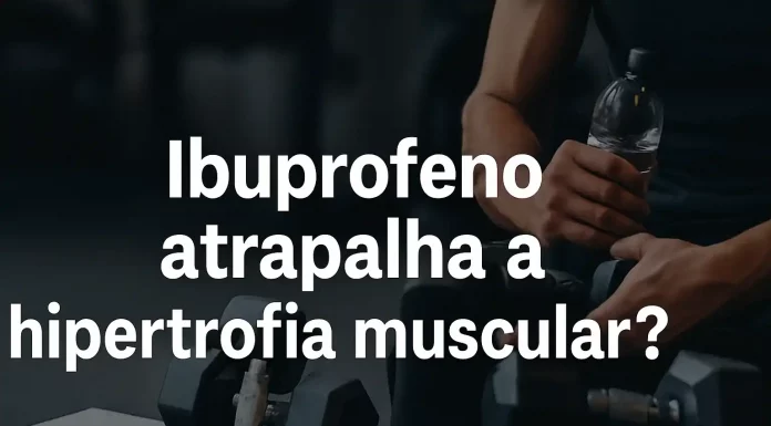Ibuprofeno atrapalha a hipertrofia muscular? O que dizem os estudos Corpo de atleta sentado em banco de academia segurando garrafa d’água, com halteres no chão ao redor. Texto sobreposto: 'Ibuprofeno atrapalha a hipertrofia muscular?