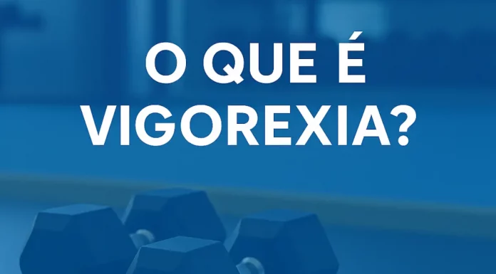 O que é vigorexia? Conheça o transtorno que distorce a percepção corporal Dois halteres pretos sobre o chão da academia ao lado de uma fita métrica enrolada, com espelho ao fundo e a frase 'O que é vigorexia?' em destaque sobre fundo azul