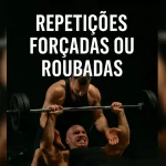 Dois homens fortes em treino de supino, com um ajudando o outro durante uma repetição forçada, em fundo escuro de academia. Texto em destaque: 'Repetições forçadas ou roubadas'