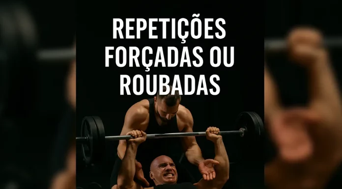 Repetições forçadas valem a pena? O que a ciência e a prática mostram Dois homens fortes em treino de supino, com um ajudando o outro durante uma repetição forçada, em fundo escuro de academia. Texto em destaque: 'Repetições forçadas ou roubadas'