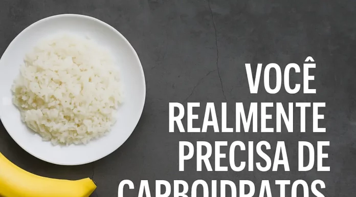 Você realmente precisa de carboidratos antes de treinar? Prato de arroz branco e banana ao lado de tênis de corrida e halter sobre fundo escuro, com a frase 'Você realmente precisa de carboidratos antes de treinar?