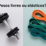 Comparação visual entre um haltere preto de ferro fundido e um conjunto de elásticos de resistência em fundo neutro, com o texto 'Pesos livres ou elásticos?