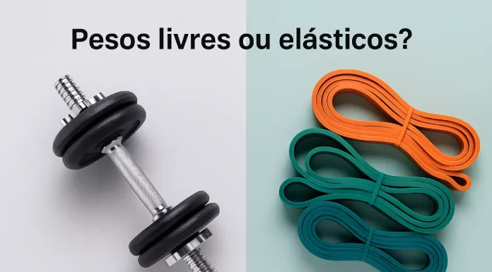 Pesos livres ou elásticos: qual estratégia é mais eficaz para força, equilíbrio e hipertrofia? Comparação visual entre um haltere preto de ferro fundido e um conjunto de elásticos de resistência em fundo neutro, com o texto 'Pesos livres ou elásticos?